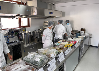 十道热菜一刻钟上桌，社区自行车棚变身温馨食堂